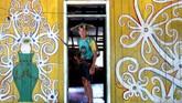 “Berau bukan hanya Derawan,” kata Prasetyo Utomo. Menjelajah titik lain, ia menjumpai pria dari Dayak Kenyah yang sedang bersiap ke ladang di perkampungan Dayak Merasa Berau. “Ada beberapa Suku Mandar di situ dan suku lain, mereka bisa berbaur.”
