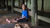 Saat menjejakkan kaki di Putussibau, Kalimantan Barat, Edy Purnomo menjumpai “raksasa,” dari wilayah konservasi terbesar se-Indonesia sampai danau terbesar se-Asia. Ia juga merasakan kedamaian di rumah Betang Malapi, di pinggir Sungai Kapuas.
