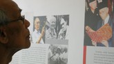 Foto ikonik hasil bidikan Logo saat mengantar ayahnya menemui sejarawan J.J. Rizal di sebuah museum di kawasan Menteng, Jakarta, sekitar 2008. Tampak Sitor menyimak kisah bersejarah lengsernya Soeharto sebagai Presiden RI, pada 1998.