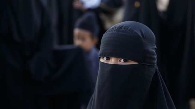  Foto  Wanita  Muslimah Bercadar  Di  Pantai Paimin Gambar