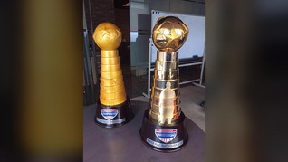Trofi PJS Dibuat dari Kayu Berlapis Kuningan dan Emas