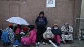 Cuaca dingin di Serbia bisa mencapai -10 derajat Celcius. Di tengah suku beku, para pengungsi terancam hipotermia dan radang dingin selama dalam perjalanan. (Reuters/Marko Djurica)