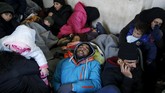 Pengungsi menunggu kereta menuju Kroasia di stasiun Presevo, Serbia, di tengah musim dingin. Menurut laporan UNICEF, berjalan di kedinginan membuat anak-anak kelelahan, ketakutan dan butuh perawatan medis. (Reuters/Marko Djurica)