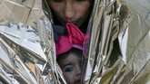 Pengungsi menyelimuti anak mereka di tengah musim dingin menggigit di Serbia. Musim dingin Eropa dikhawatirkan mengancam nyawa para pencari suaka, terutama anak-anak. (Reuters/Marko Djurica)