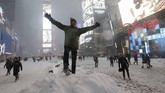 Sebanyak 11 negara bagian mengeluarkan peringatan bencana bagi warganya. Di New York, ruas jalan Times Square tidak diselimuti salju tebal. (Reuters/Carlo Allegri)
