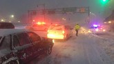 Total ada 14 orang meninggal dunia di negara bagian Virginia, New York dan Maryland akibat kecelakaan lalu lintas yang disebabkan oleh salju. (REUTERS/New York City Police Department)
