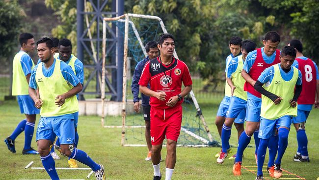 Nilmaizar Tertarik Melatih Persib Bandung