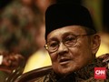 Hanung Bramantyo Terisak Saat Melayat ke BJ Habibie