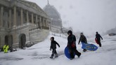 Kota di sepanjang pantai timur Amerika Serikat tengah diselimuti salju tebal. Badai salju ini diperkirakan akan menjadi yang terbesar dalam musim dingin ini. (Reuters/Jonathan Ernst)