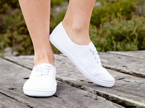 Cara Mencuci Sneakers Putih Berbahan Kanvas Tanpa Sabun