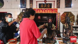 Tempat Bersemayam Para Dewa Dibersihkan Jelang Imlek