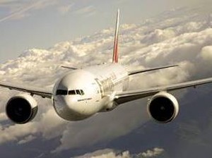 Pesawat Emirates Gagal Mendarat gegara Hujan Deras di Bandara Ngurah Rai