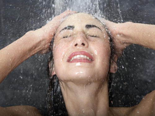 6 Kebiasaan Saat Mandi yang Bisa Merusak Kulit 6 Kebiasaan Saat Mandi yang Bisa Merusak Kulit