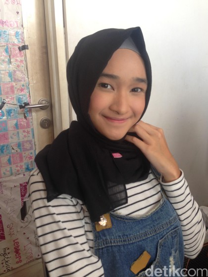 Foto: Sesi Make Over Bella Almira Saat Pemotretan Hijab 