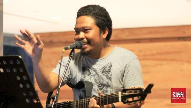 Usai 'Cerai' dari Payung Teduh, Is Tetap Bermusik