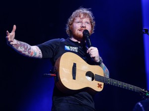 JIS Bergemuruh! Ed Sheeran Buka Konser dengan Lagu Tides