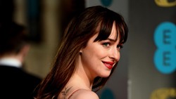 Putus, Chris Martin Tetap Promosi Film Dakota Johnson di Konser Coldplay