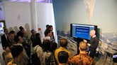 Jokowi mendengarkan penjelasan dari salah satu eksekutif Google (Dok.Google Indonesia)