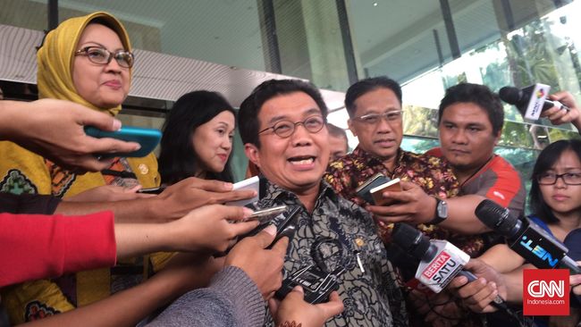 OJK Kritik Aturan Wajib Lapor Kartu Kredit Minim Sosialisasi
