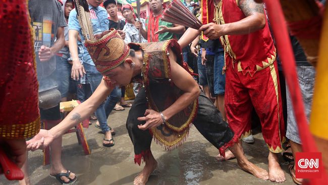 Wakil Sekjen MUI Diadang Suku Dayak Kalbar
