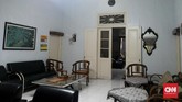 Nh Dini lahir dan menghabiskan masa kecil hingga remaja di rumah di Jalan Sekayu, Semarang. Rumah yang sekarang ditempati kakak sulung Dini, Heratih, ini menjadi inspirasi cerita Sekayu dan Sebuah Lorong di Kotaku di serial Cerita Kenangan.