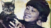 Bagaimana tidak menyenangkan jika sepanjang hidupnya Nh Dini kerap melanglang dunia, mengikuti tugas suami, Yves Coffin, yang seorang Diplomat Perancis. Saat tinggal di Phnom Penh, Kamboja, ia kerap bercengkeram dengan kucing kesayangan.