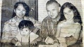 Senyum bahagia Nh Dini bersama keluarga: Yves Coffin (suami), Marie Claire Lintang Coffin (putri sulung) dan Pierre Louis Padang Coffin (putra bungsu). Kini, Lintang (55 tahun) dan Padang (49 tahun) masing-masing menetap di Kanada dan Perancis.