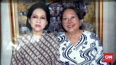 Nh Dini berkerabat dengan Edi Sedyawati, budayawan dan arkeolog. Saudara sepupu ini meraih penghargaan internasional: Dini meraih SEA Write Award dari Pemerintah Thailand dan Edi mendapat Bintang Chevalier des Arts et Letters dari Pemerintah Perancis.
