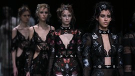 Kembalinya Alexander McQueen ke London Fashion Week