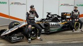 Dua pebalap Force India ketika mengenalkan VJM09. Tim asal India itu mengatakan perubahan paling drastis adalah pada aerodinamika mobil. (Reuters/Sergio Perez)