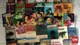 Salah satu karya Nh Dini yang paling mashyur: novel Pada Sebuah Kapal. Berkisah tentang Sri yang berselingkuh dengan Michel, kapten kapal dalam sebuah pelayaran antarnegara. Tema perselingkuhan di novel ini membuat sang pengarang dicap cabul.