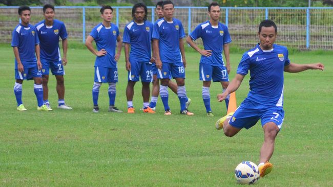 Kapten Persib Berlatih Sambil Lepas Rindu di Kampung