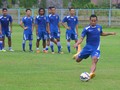 Kapten Persib Berlatih Sambil Lepas Rindu di Kampung