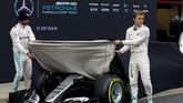Lewis Hamilton dan Nico Rosberg dalam peluncuran Mercedes W07. Meski secara tampilan mirip dengan mobil musim 2015, Mercedes mengatakan ada revolusi kecil pada mesinnya. (Reuters/Sergio Perez)