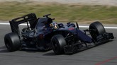 Toro Rosso yang dikendarai Carlos Sainz terlihat polos. Tapi perubahan paling kentara pada STR11 adalah pada mesinnya yang beralih dari Renault menjadi Ferrari. (Getty Images/Clive Mason)