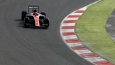 MRT-05 sedang dijajal oleh rekan setim Rio Haryanto, Pascal Wehrlein. Warna biru-merah dominan pada mobil tim asal Inggris tersebut. (Reuters/Sergio Perez)