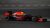 Red Bull memberikan porsi yang lebih banyak untuk gambar produk mereka di desain mobil. Dari udara maupun samping, mobil tersebut terasa 'sangat' Red Bull. (Reuters/Sergio Perez)