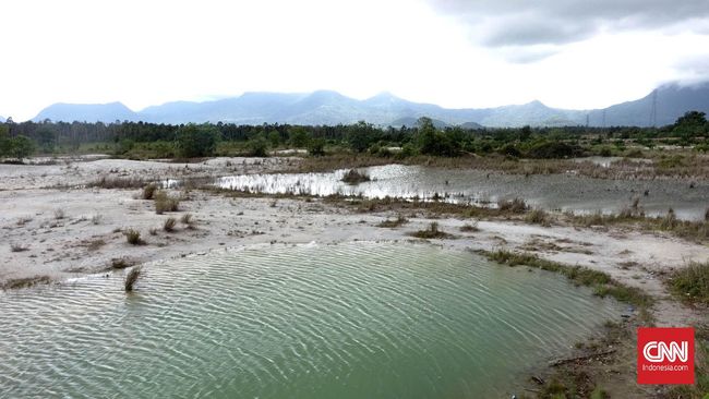 Batu Belimbing Terbengkalai dan Danau Biru Berbahaya