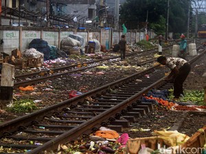 Video: Duh! Ada Tumpukan Sampah di Gang Belakang Stasiun Pasar Minggu