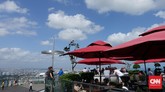 Satu lantai di atas taman ini terdapat restoran terbuka atau rooftop. Namun, tempat ini hanya bisa dinikmati bagi tamu yang menginap di Hotel Marina Bay Sands.