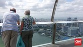 Meski telah membayar tiket, pengunjung tak serta merta bebas melihat pemandangan panorama 360 derajat dari atas gedung ini. Pengunjung hanya bisa melihat pemandangan yang mengarah ke seberang Hotel Marina Bay Sands dan laut lepas yang tampak Pulau Batam, Indonesia, di kejauhan.
