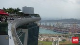 Begitu pula dengan kolam renang yang terletak di sisi lain lantai 57 hotel ini. Kebijakan akses kolam renang tanpa batas atau Infinity Pool menjadi hak istimewa tamu hotel.