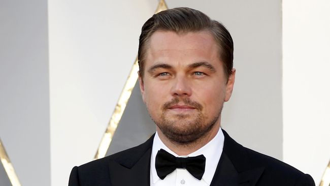 Potret Duet Brad Pitt dan Leonardo DiCaprio Bergaya '60-an