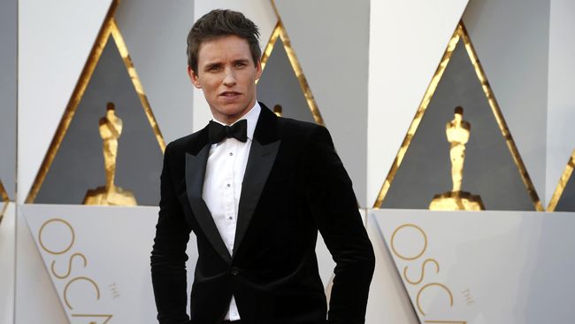 Eddie Redmayne Tampil 'Cool' sebagai Wajah Baru Prada