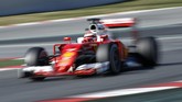 Ferrari yang menggunakan hidung lebih pendek untuk mendapatkan aerodinamika menduduki peringkat empat lewat Kimi Raikkonen. (Reuters/Albert Gea)
