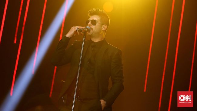 Robin Thicke Rayakan Natal dengan Bertunangan
