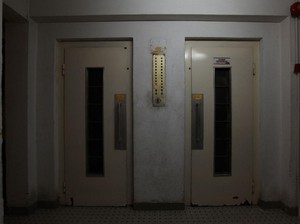 Bocah Terjebak 9 Jam Setelah Iseng Ganjal Pintu Lift Pakai Sepatu