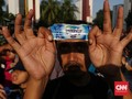 Polah Warga Jakarta Nikmati Gerhana Lewat Plastik Air Mineral