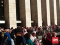 Usai Salat, Jemaah Keluar Masjid Istiqlal Saksikan Gerhana