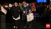 Melly tak banyak bermain motif dalam koleksi yang ia sebut 'collection of style', melainkan menggunakan berbagai macam bahan kain perca yang kemudian ditambal serta ditumpuk. (CNN Indonesia/Safir Makki)